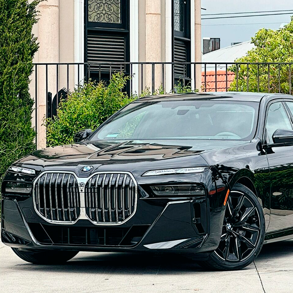 Luxury Sedan - Image 6