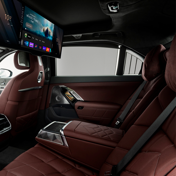 Luxury Sedan - Image 8